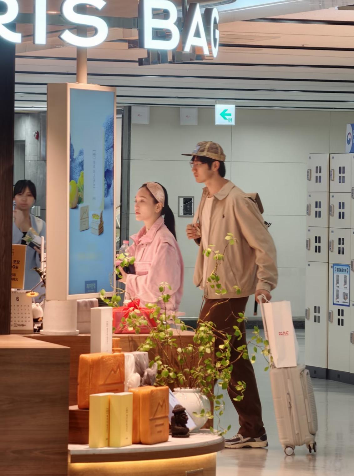 45岁金莎和老公孙丞潇现身韩国济州岛机场，夫妻俩牵着手走路，身高差好萌，外表看起