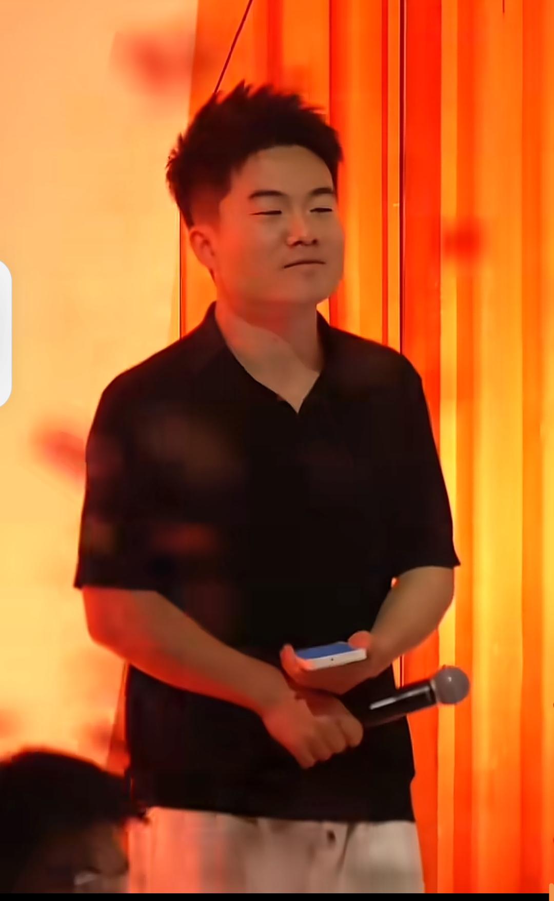 今天宇辉一直都在音乐会现场，我还发现了大管家一直在陪伴宇辉。[比心]

说实话，