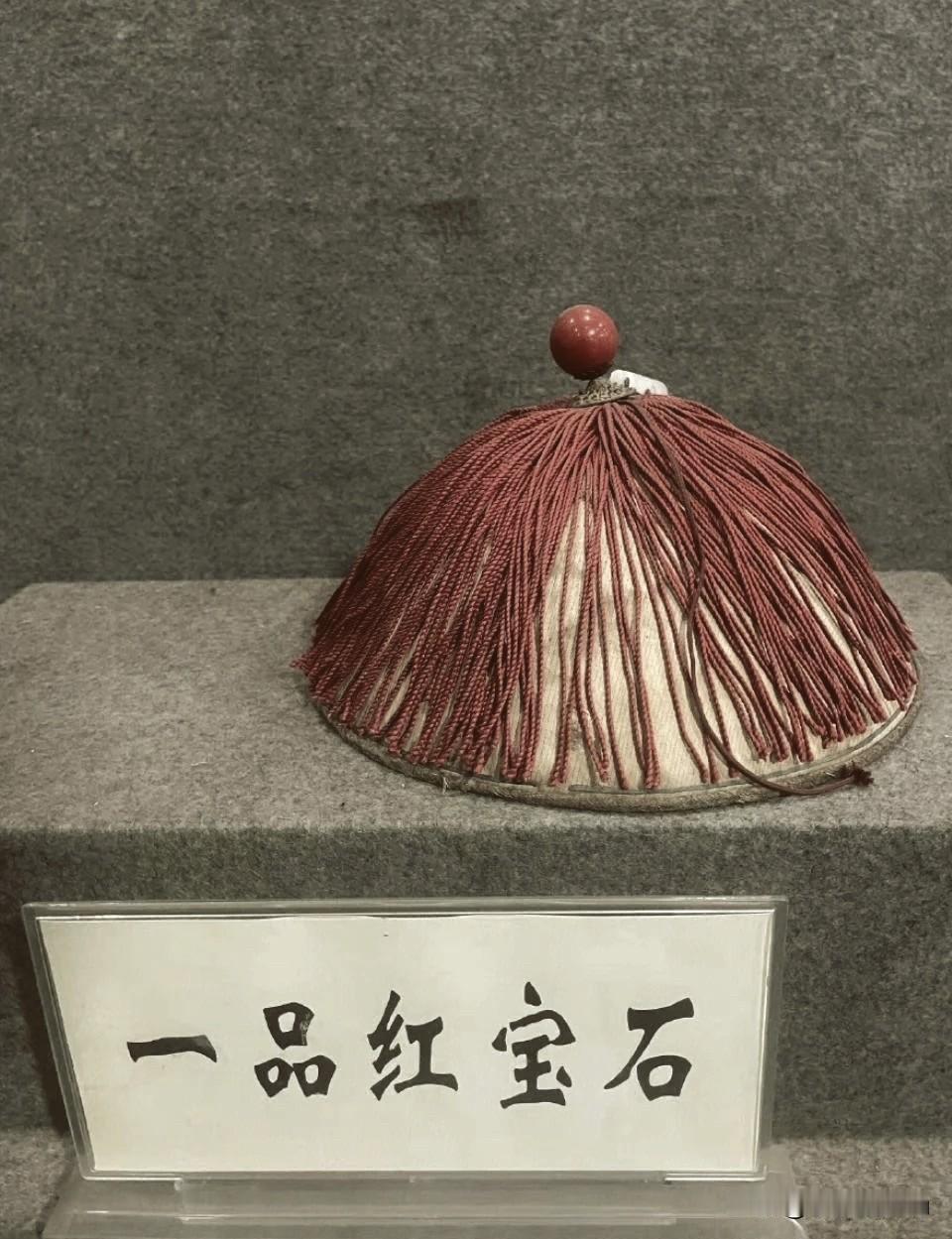 一顶旧官帽

清嘉庆年间，小镇上有家剃头铺，老剃头匠赵顺手艺好，却有个怪癖——每