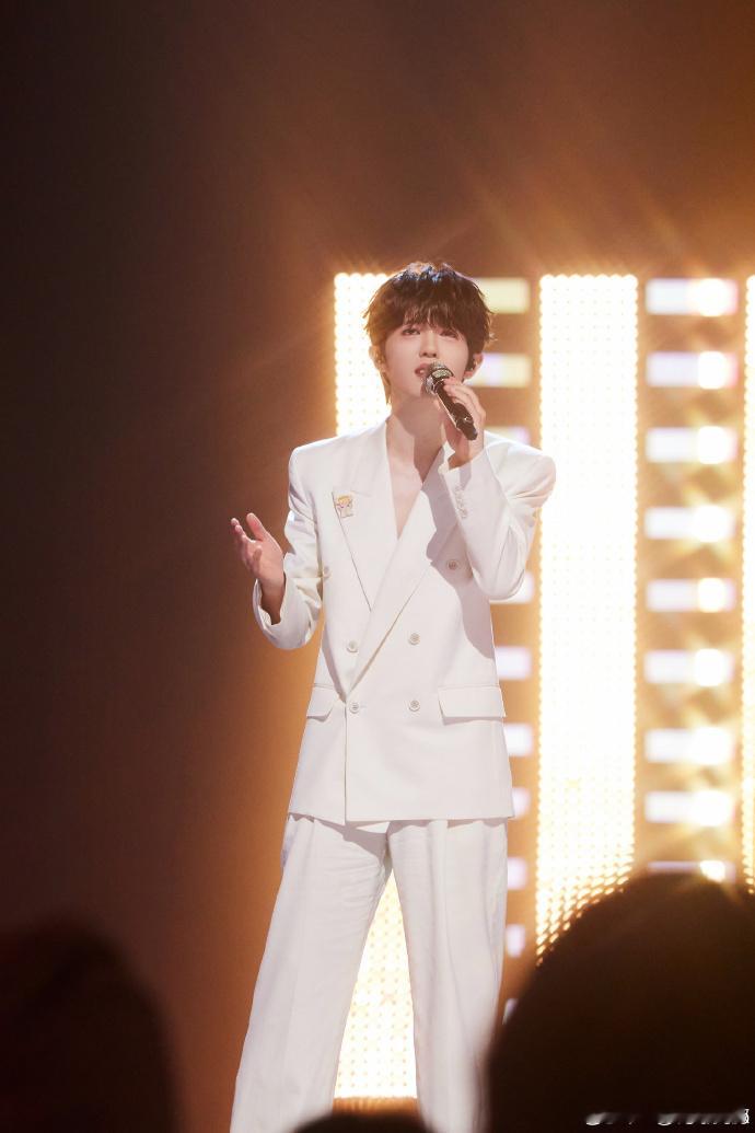 李昊陈小春新合照方式  李昊陈小春合照  声生不息 李昊展示与陈小春别样合影，陈