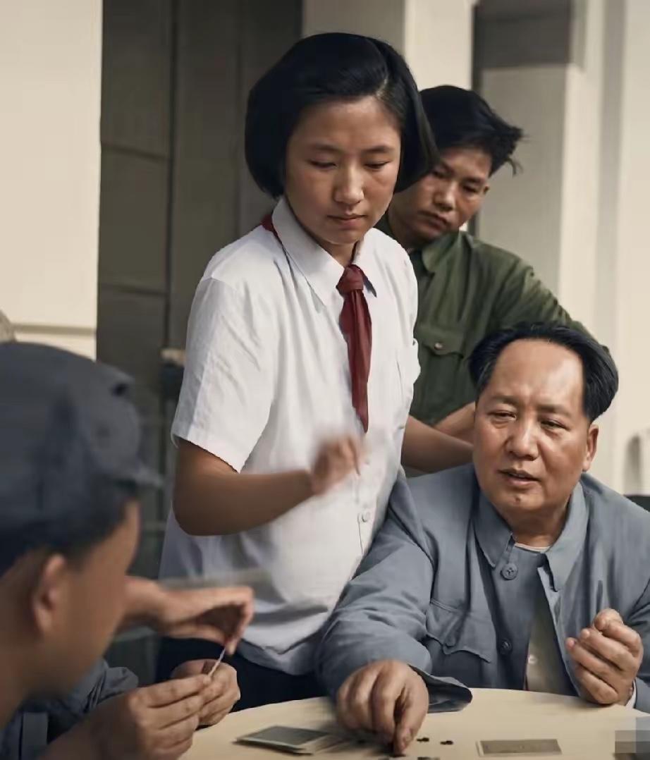 1953年9月，工作之余难得休闲放松，毛主席和身边工作人员围坐在一起打起了扑克牌