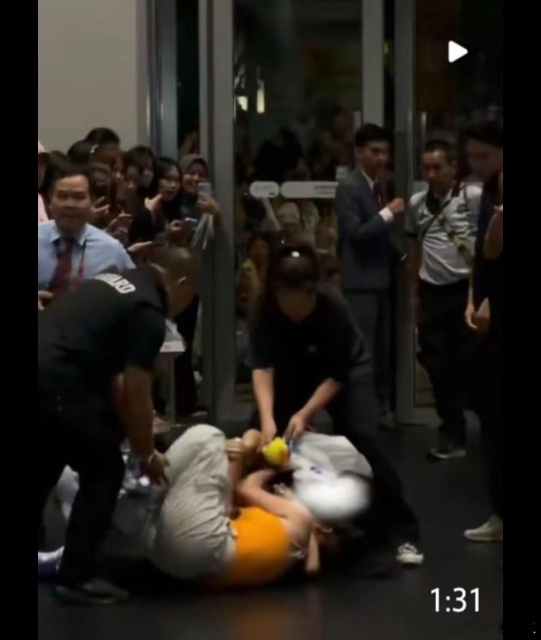 被殴打中国粉丝已在当地警局录口供 录口供也白录，根本没用，人家压根就没把你当“粉