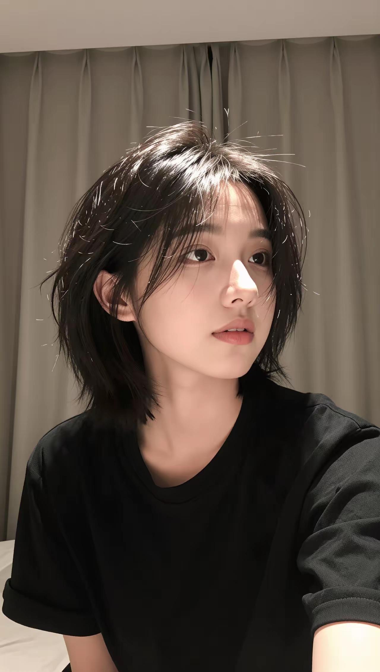 黑发如云，凝眸似水。这款发型不错哦，虽然有点凌乱，但是有质感短头发的气质