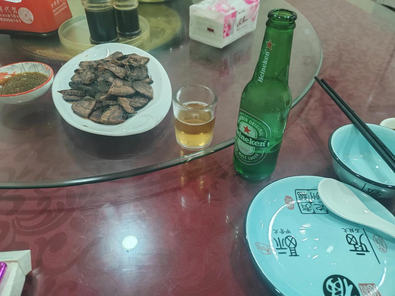 感谢朋友用心备菜
热情招待，美酒佳肴、
热情澎湃，快乐年代！
想起唐代孟浩然古诗