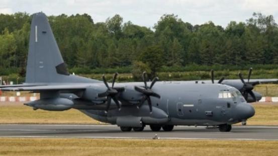 特朗普脸都被扇肿了！
 
很多人可能不知道，这两架运输机不是普通机型，是美军的M