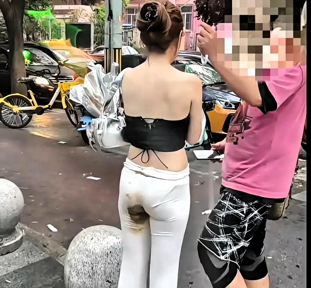 这设计真让人费解！
脏脏裤，八万一条你买吗？它不是没洗干净，是设计师就这么设计的