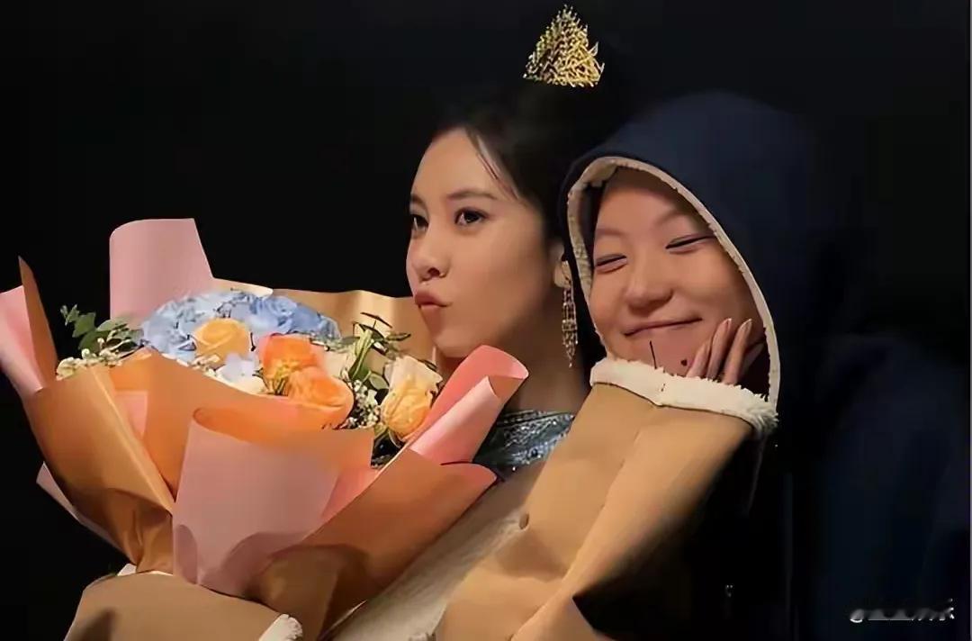 近日，宋妍霏与窦靖童被曝已秘密同居两年，频繁的同框亲密照引发热议。两人因2023