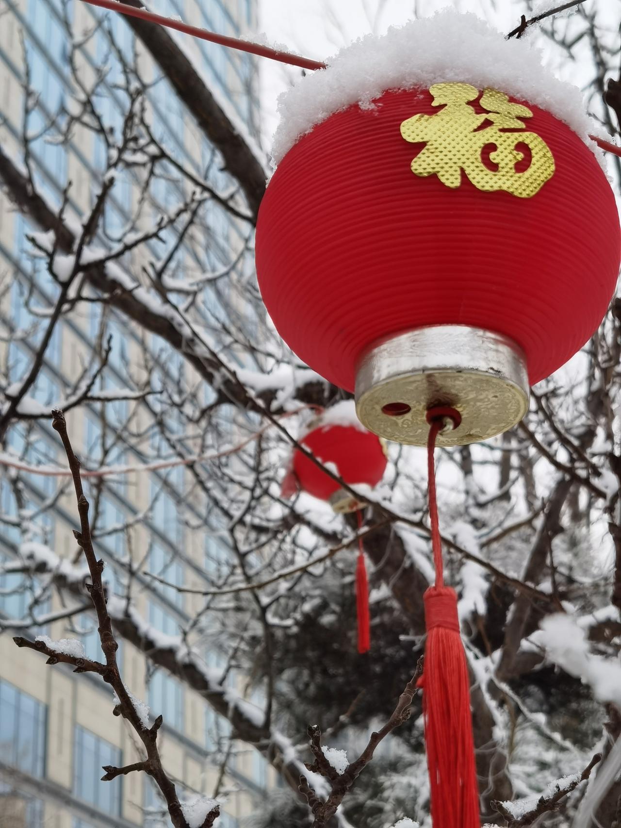 “正月十五雪打灯”是北方广为流传的农谚，这句话有三层意思：

文化方面：象征新的