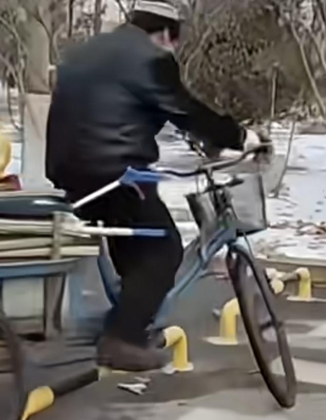 街头一幕
大爷骑车“绕”过路障
没有过不去的坎，只有不会拐的弯，如果不是看见了这