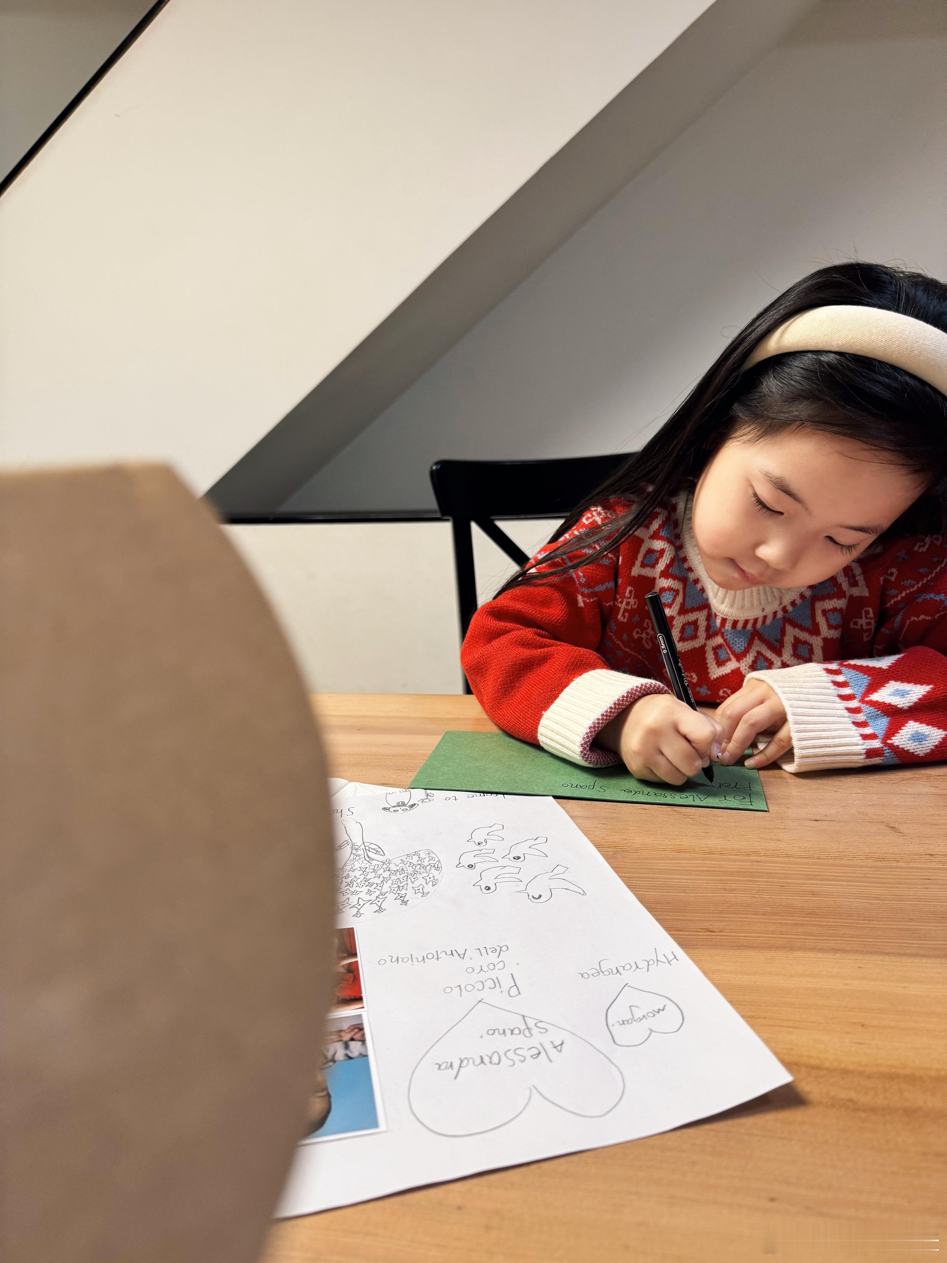 和安团小朋友结对子写信。明天阿弥陀佛我大闺女要去上学了！为什么这两天不上？因为这