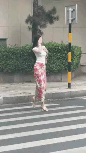 这个美女的身材的确是太好了，尽管她穿着高跟鞋，但纯身高也得超过一米七，她不仅身材