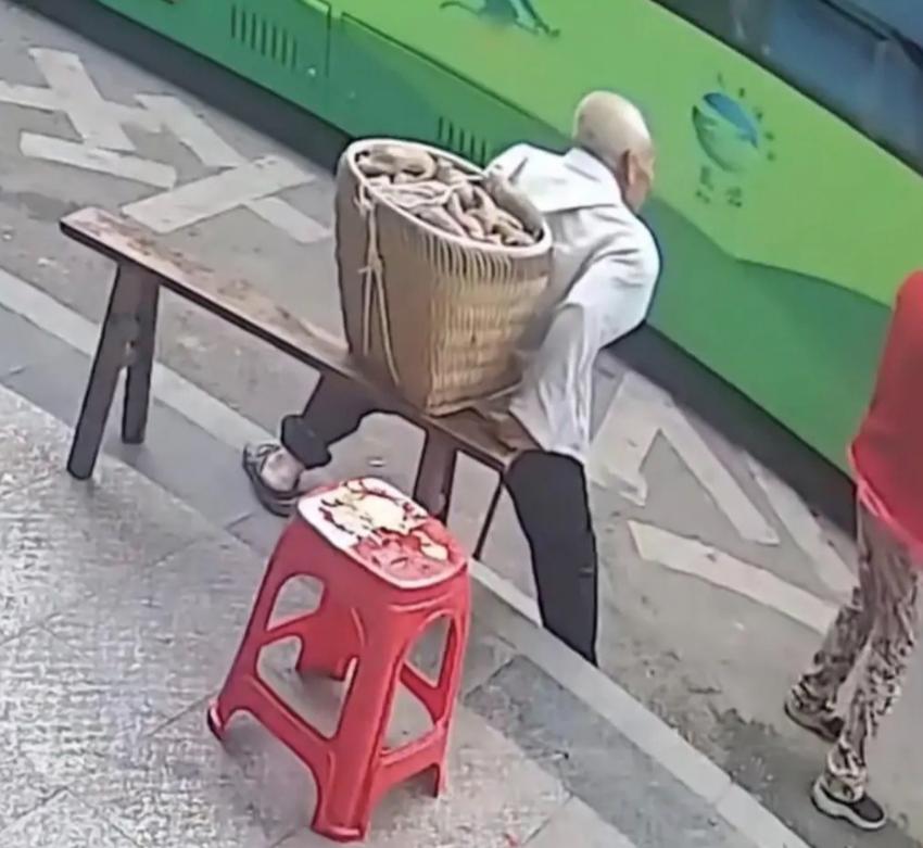 老人拄拐背篓赶公交，司机却视而不见直接开走？后续结局舒适：开除+重罚！企业被约谈