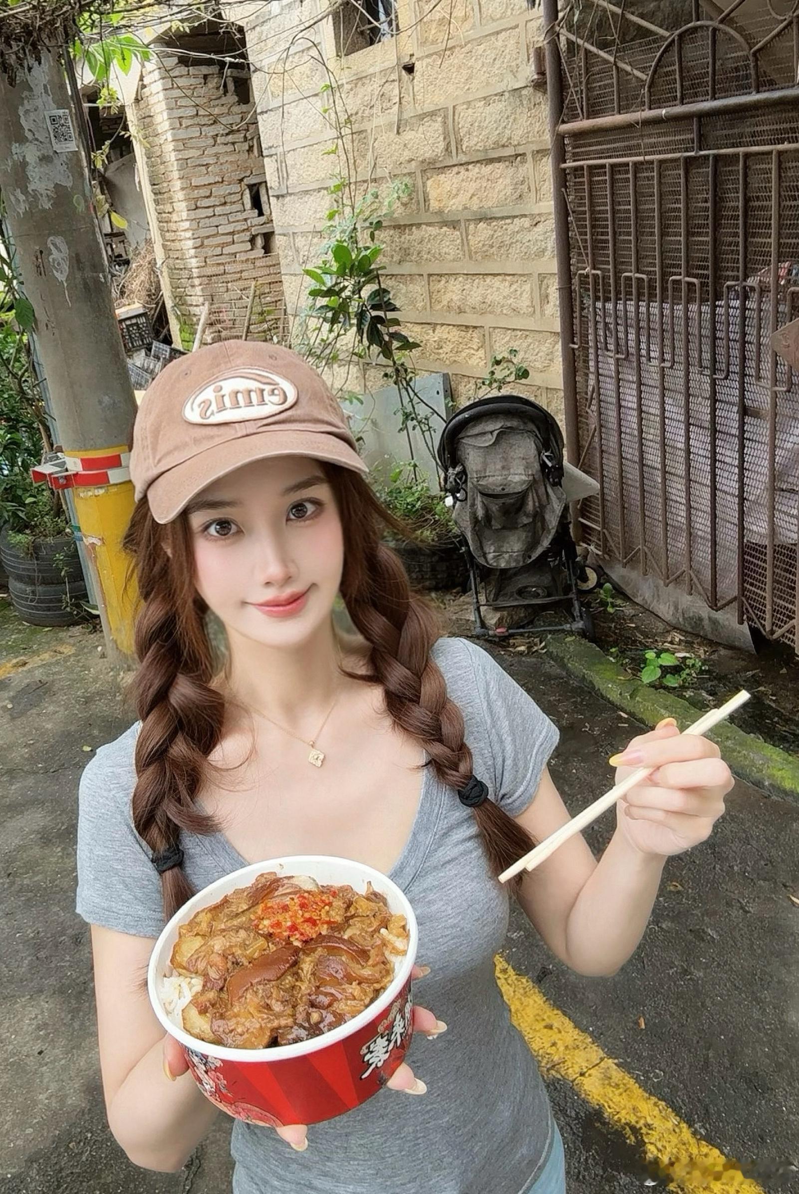 我愿意陪你冒着小雨骑4公里电动车去一个厨师光着上身系围裙满地胶黏的鬼地方吃国潮外