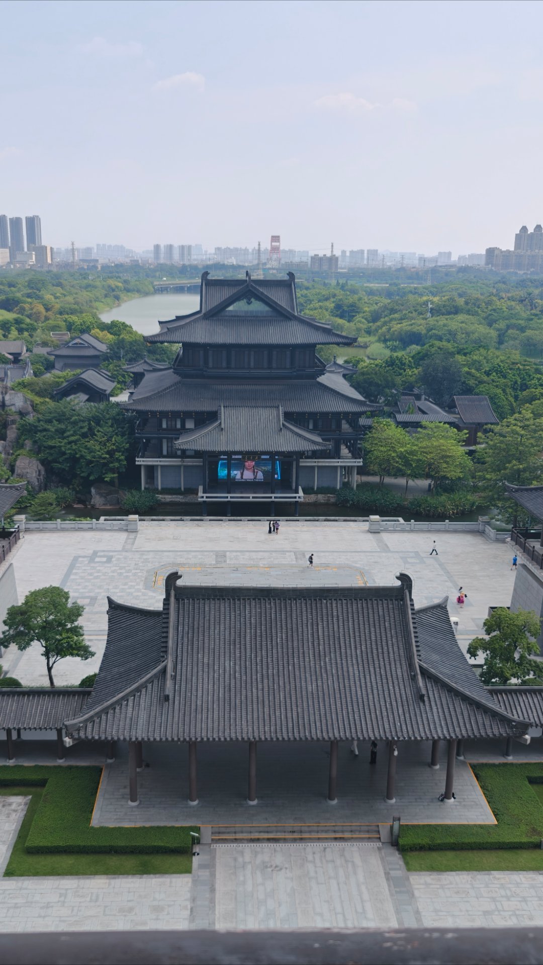 🏮斗拱在檐角搭建榫卯密码，彩瓷纹样在展柜里延续千年釉变。从岭南镬耳山墙望向CB