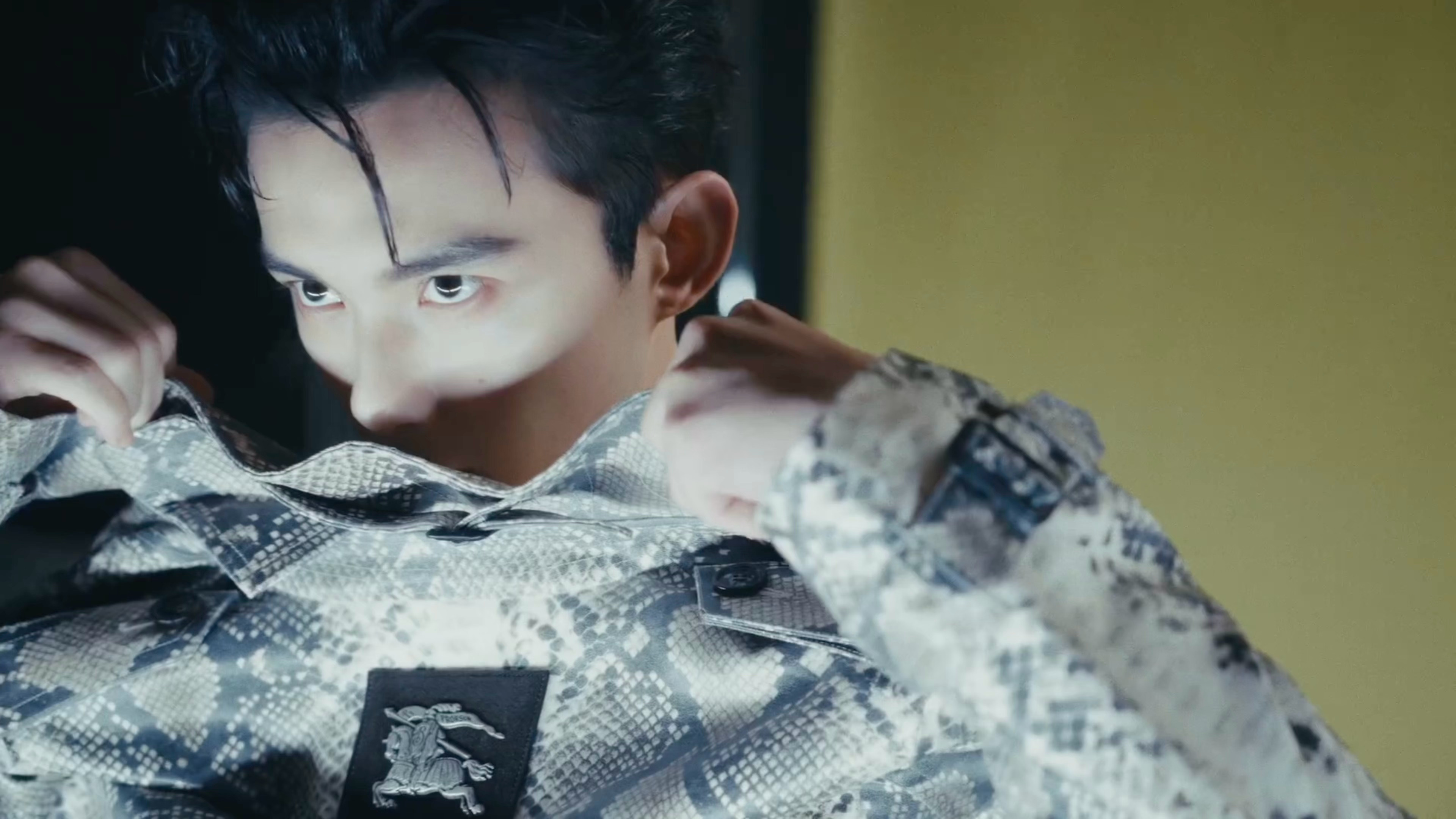 这个凌不疑怎么把给嫋嫋做的蛇皮履穿自己身上了