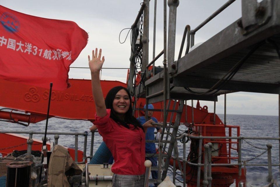 #四张照片见证最勇女科学家的40年#从儿童时期与母亲的合影，到科研时随“蛟龙”号