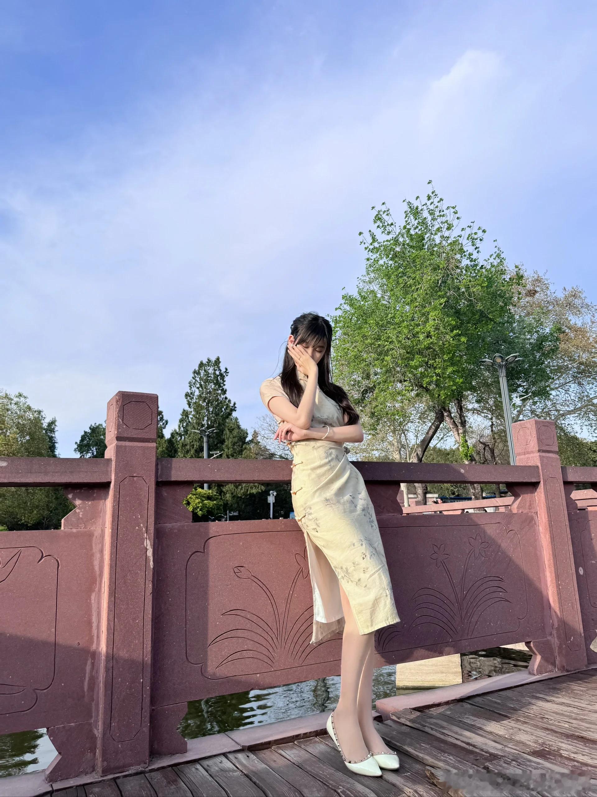 肉色丝袜配旗袍～ ​​​