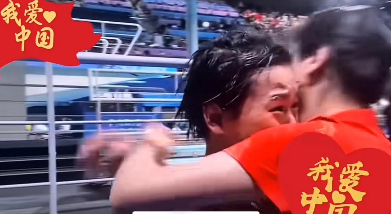 当全红婵夺得十米板女单冠军时，只见她跑向教练陈若琳并抱着她尽情释放情绪。镜头拉到