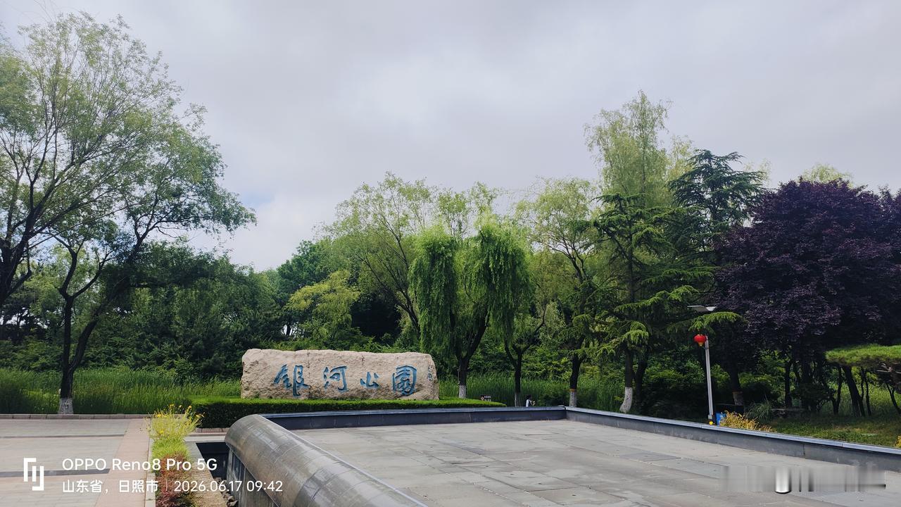 昨天的A股，活脱脱一个戏精附体。指数硬撑着嘴角上扬，个股却在后台哭花了妆——这叫