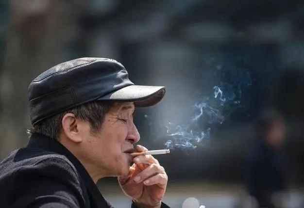 我吸了一辈子的烟，现在65岁了，开始有点惜命了，于是把烟戒了。但是今天早上刚起床