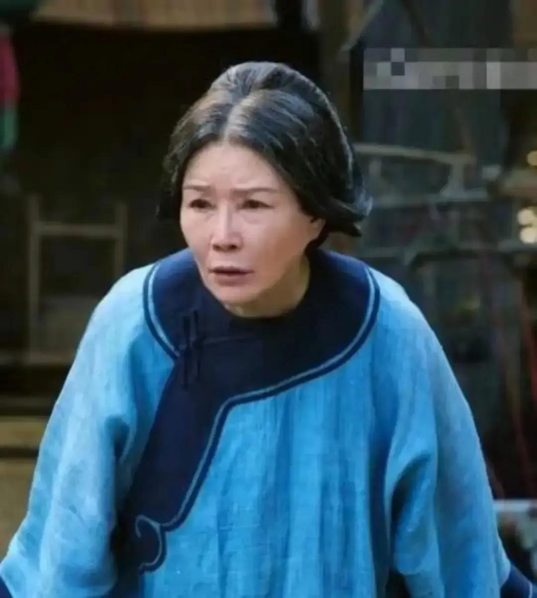 “看到没，朱茵一抬眼，弹幕直接哭崩！”
 
70岁的她，在《大生意人》里演男主老