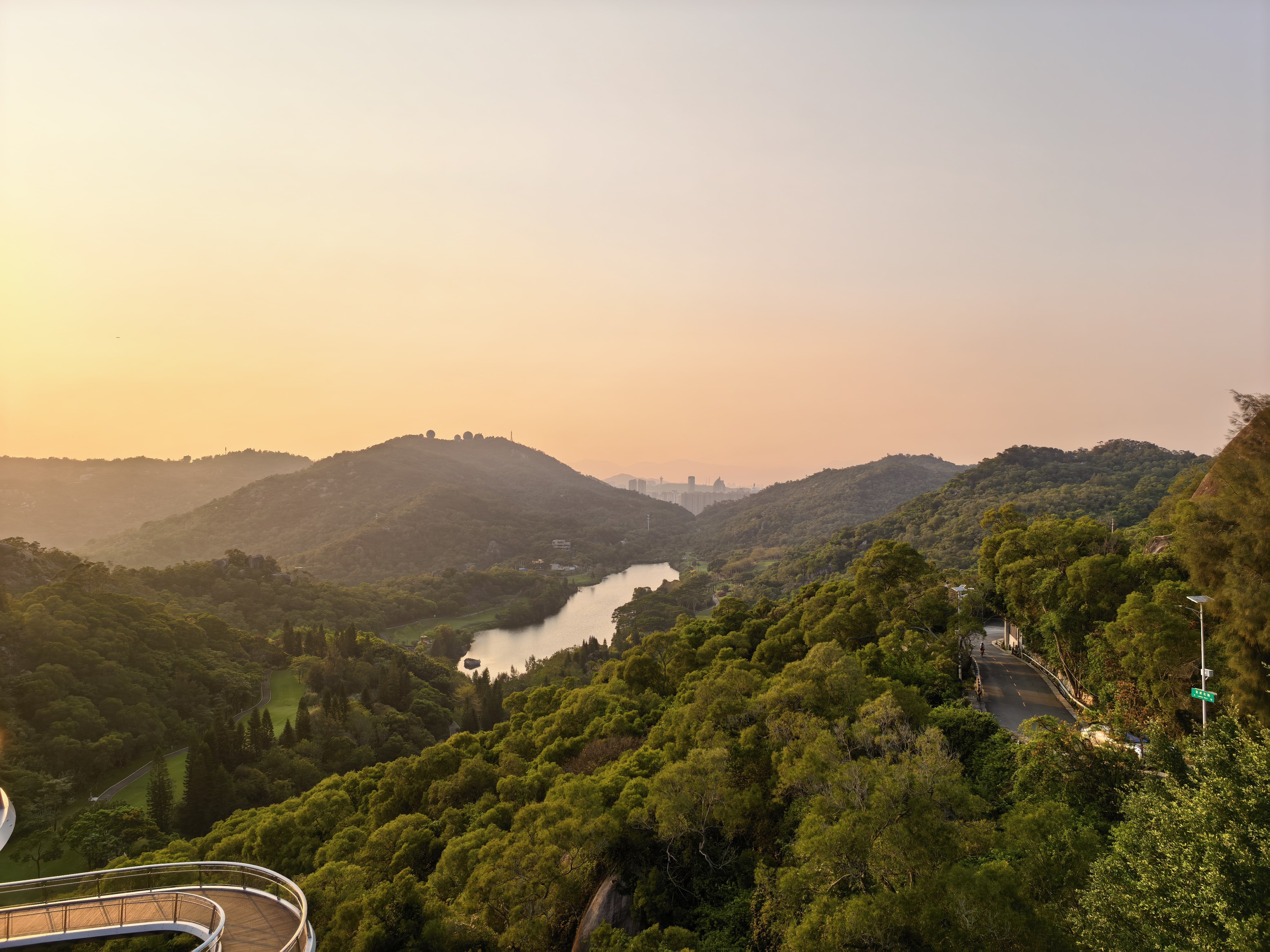 这几天厦门之旅，哥用华为Mate80 Pro Max征服了一众队友，获评“出片王