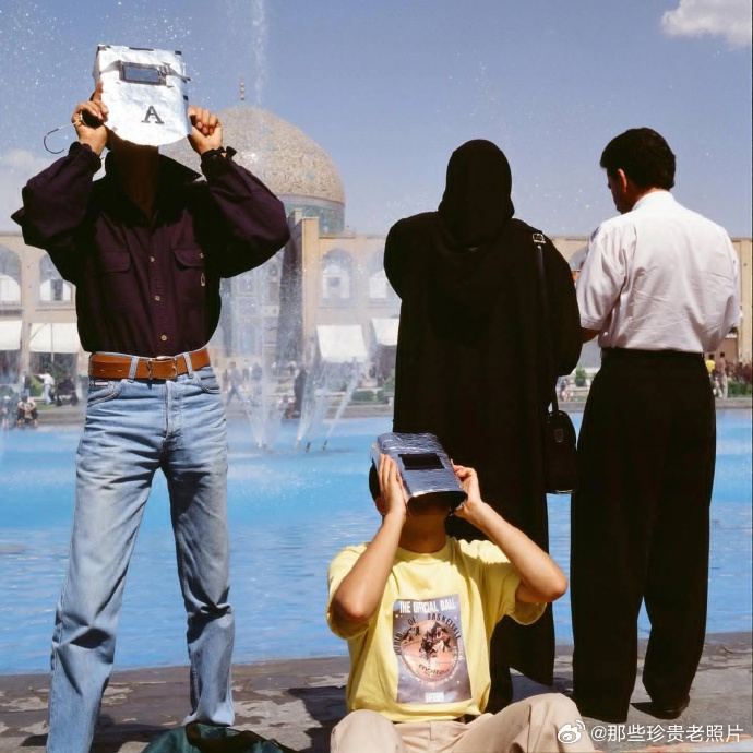 1999年，伊朗，看日食的人 