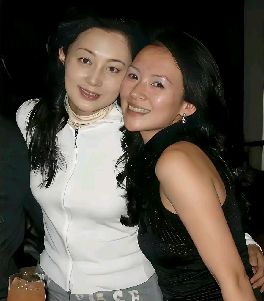 这是18年，章子怡和陈红的一张合影。

那年陈红40岁，长的很漂亮，章子怡29岁
