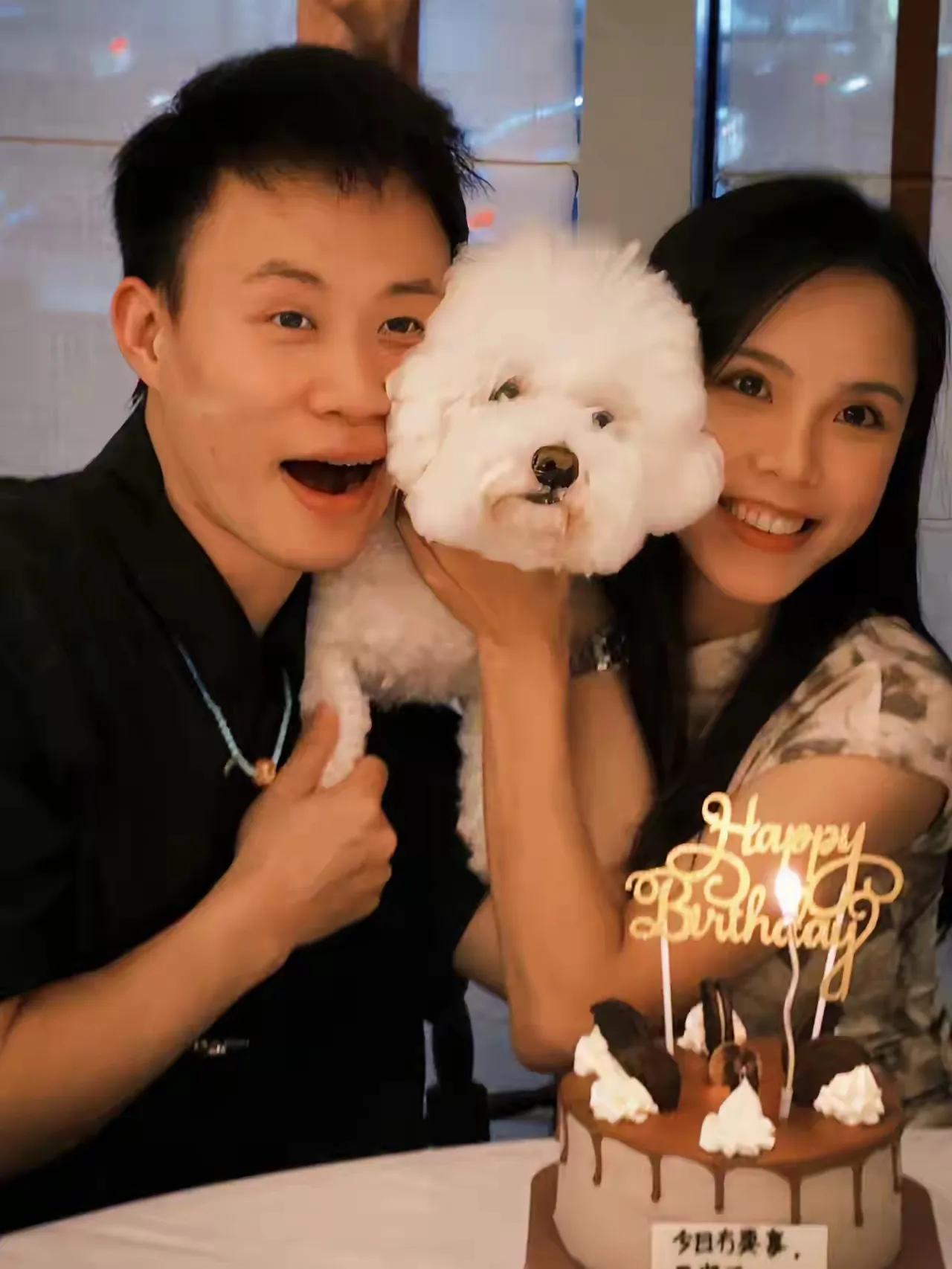 谢哥谢嫂都是爱狗人士，看把狗宠的[偷笑]看来夫妻还是找志同道合的好，感情才甜蜜美