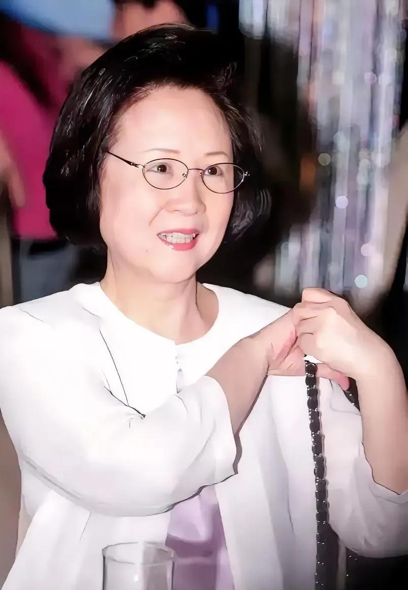 她决定以一种尊严的方式为自己的生命画上句号。

想当年，她的伴侣平鑫涛骤然遭遇中