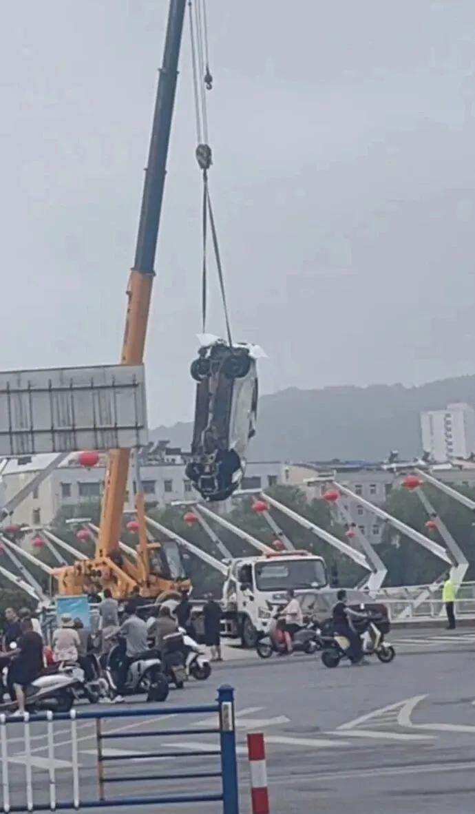 凌晨四点半的浉河：玛莎拉蒂坠桥背后的生命追问
8月23日凌晨4时30分，河南信阳