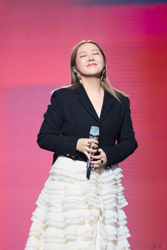 卫兰大哥全场第一 卫兰的嗓音总是那么干净、清澈，让人一听就爱上了她的歌曲。 
