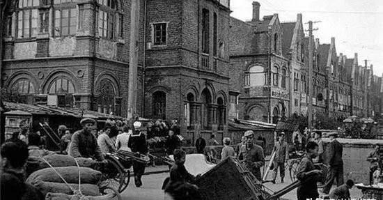 1947年，赵平和老婆叛变，将刘少文所在位置供了出来，国民党特务闯入食品店，想要