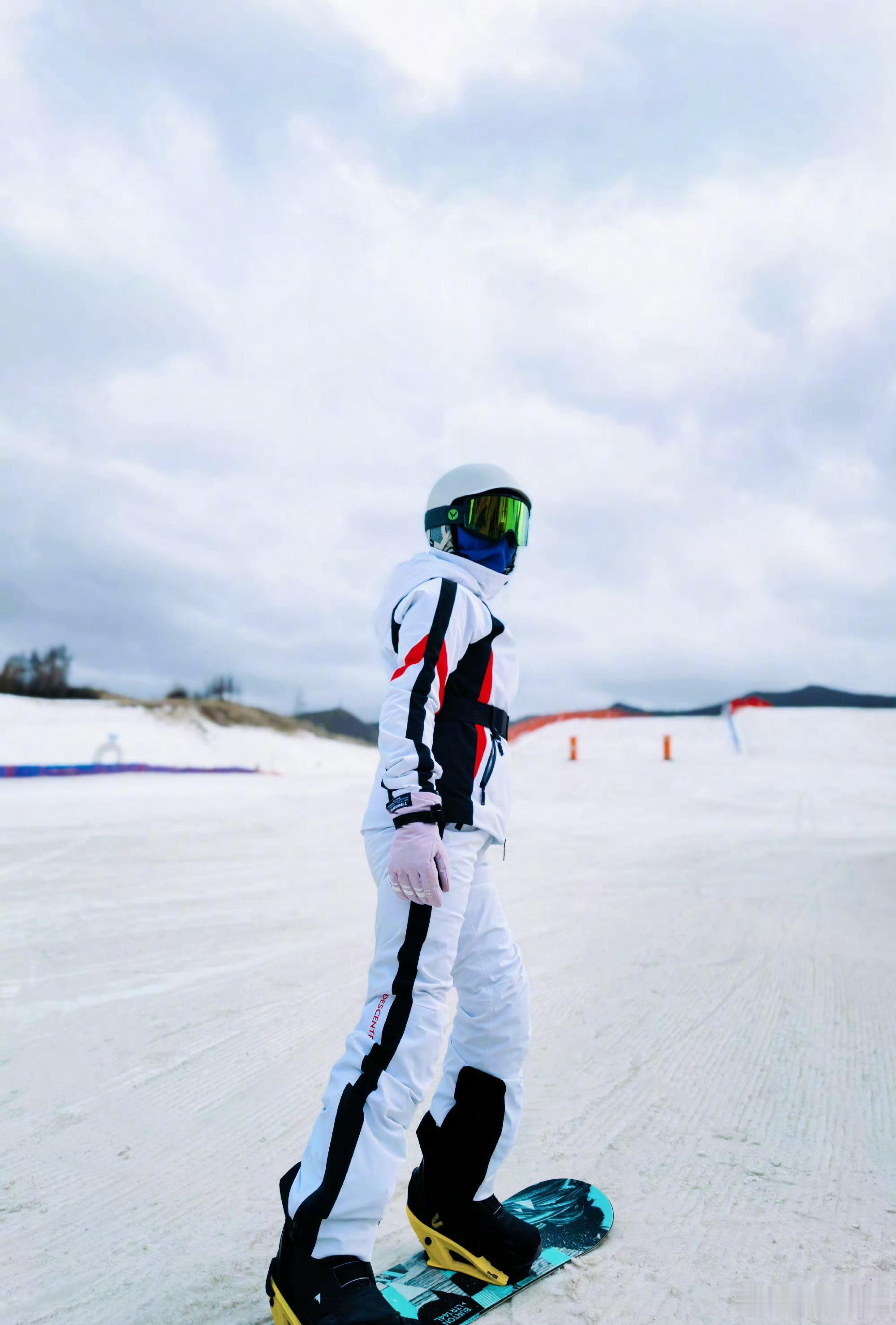 谢娜下一界冬奥会见 谢娜晒滑雪照，好酷好飒的四宫格娜姐做什么像什么，永远都有一股