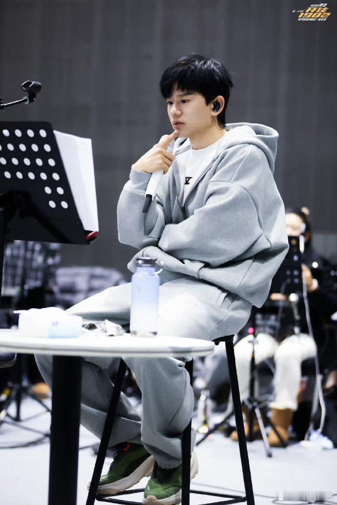 张杰新舞台取名为龙门阵 果然能超越张杰的只有他自己！新舞台取名龙门阵，创意直接拉