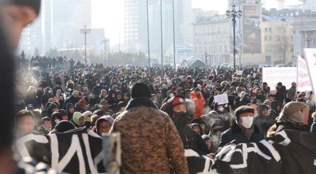 今年的蒙古国已经乱到没边了，首都乌兰巴托的街头全是抗议的人群，喊着要反腐、要活路