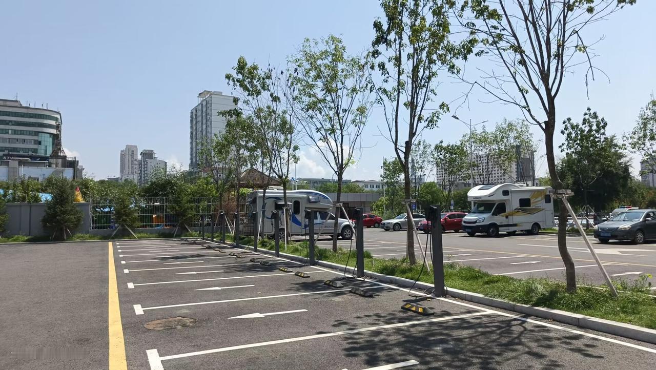 自驾游延吉，我建议直接把车停在人民公园停车场！
这块场地宽敞又平整，大车、房车停