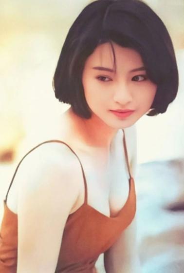 2007年，李赛凤趁丈夫出差，和体格壮硕的干儿子发生了亲密接触。正当两人关系暧昧