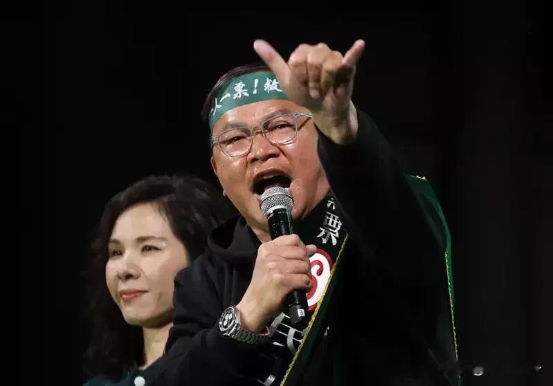 抓到民进党的内鬼了！
民进党政策会执行长王义川利用手机信号监控民众一事，现在有新