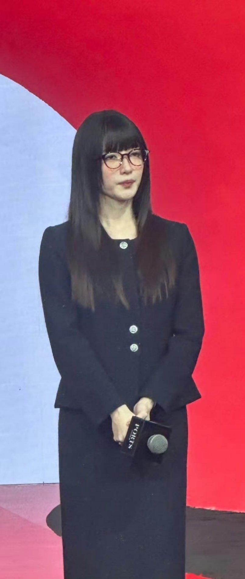 即便昨天已经看到这套图，今天我依然要努力回想才能猜出来这是谁，我相信大家肯定都不