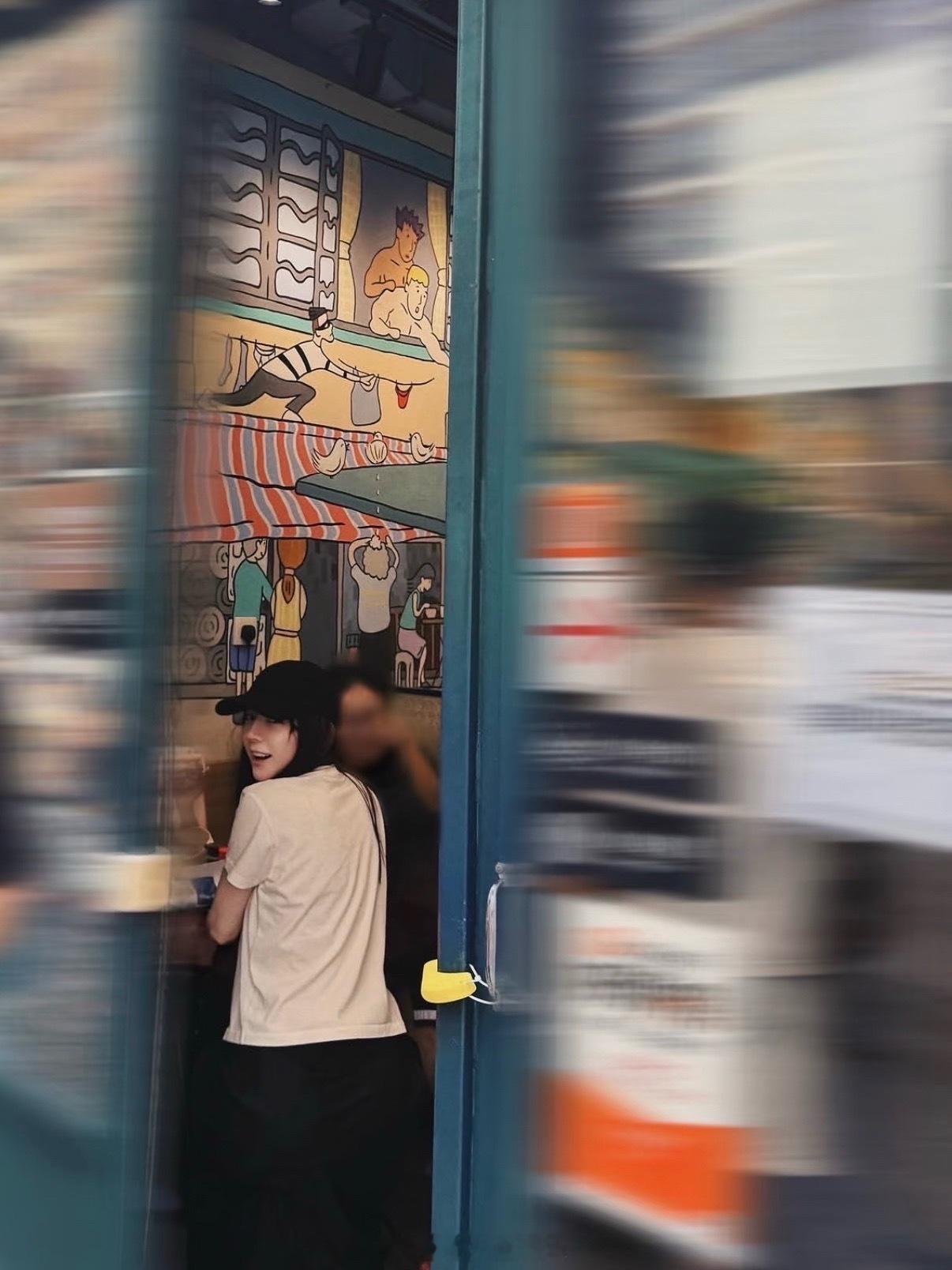 热爱生活的小女孩迪丽热巴晒香港plog迪丽热巴香港随拍