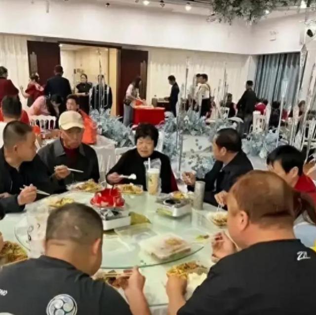 2023年，在湖北武汉闹出“天大的笑话”，一男子在酒店办婚礼，他们竟然用盒饭招待