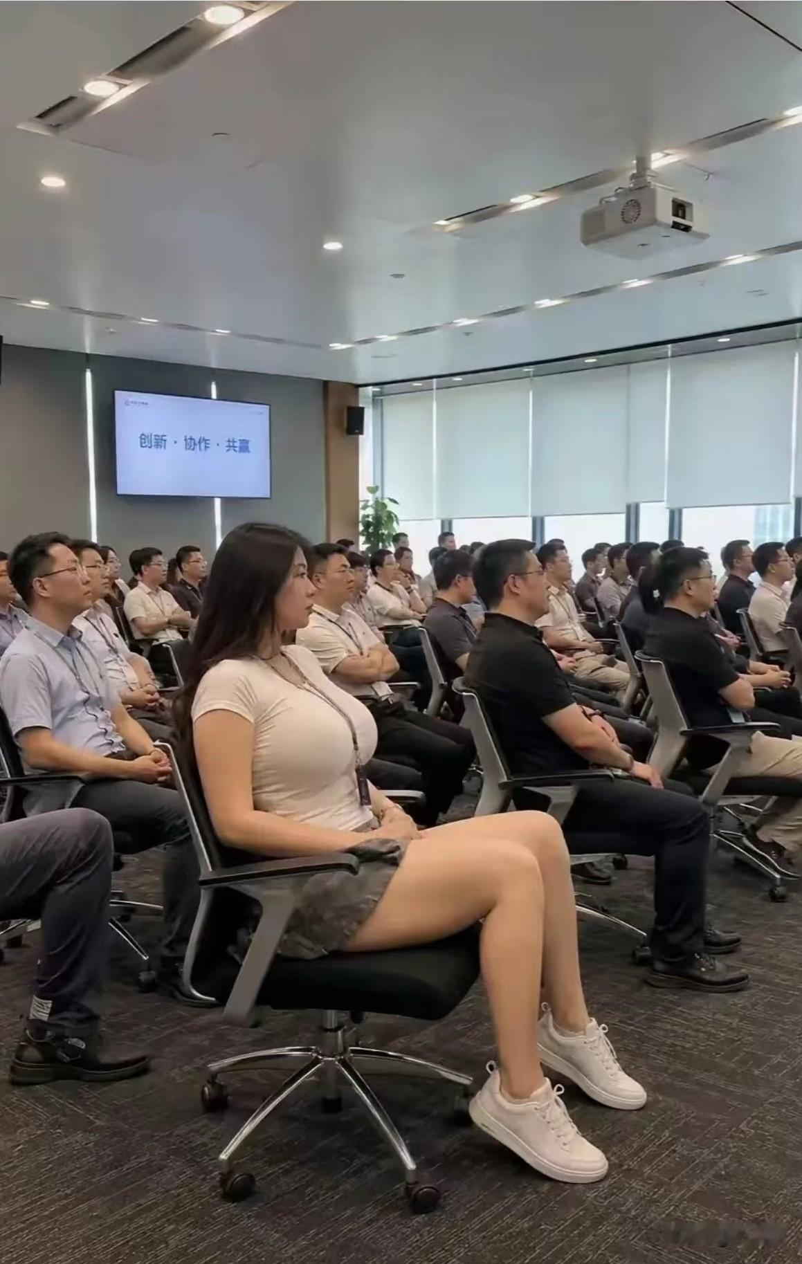 分享一下你随手拍下的照片无意间拍下的一张会议照片，居然只有一位女生。估计在单位很