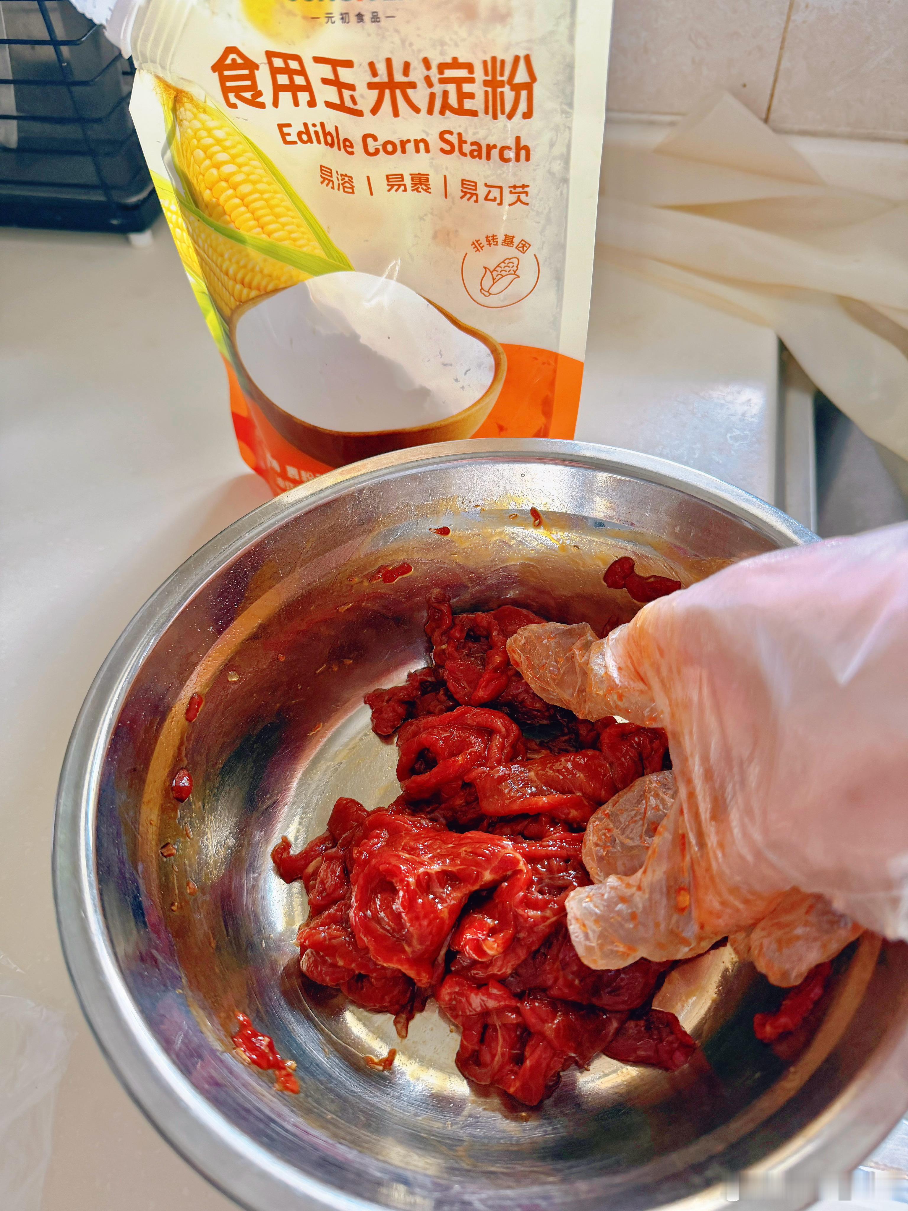 炒/煮普通牛肉容易口感很硬，最近从做牛肉羹的手法里获得点灵感，就是牛肉加一点水搅