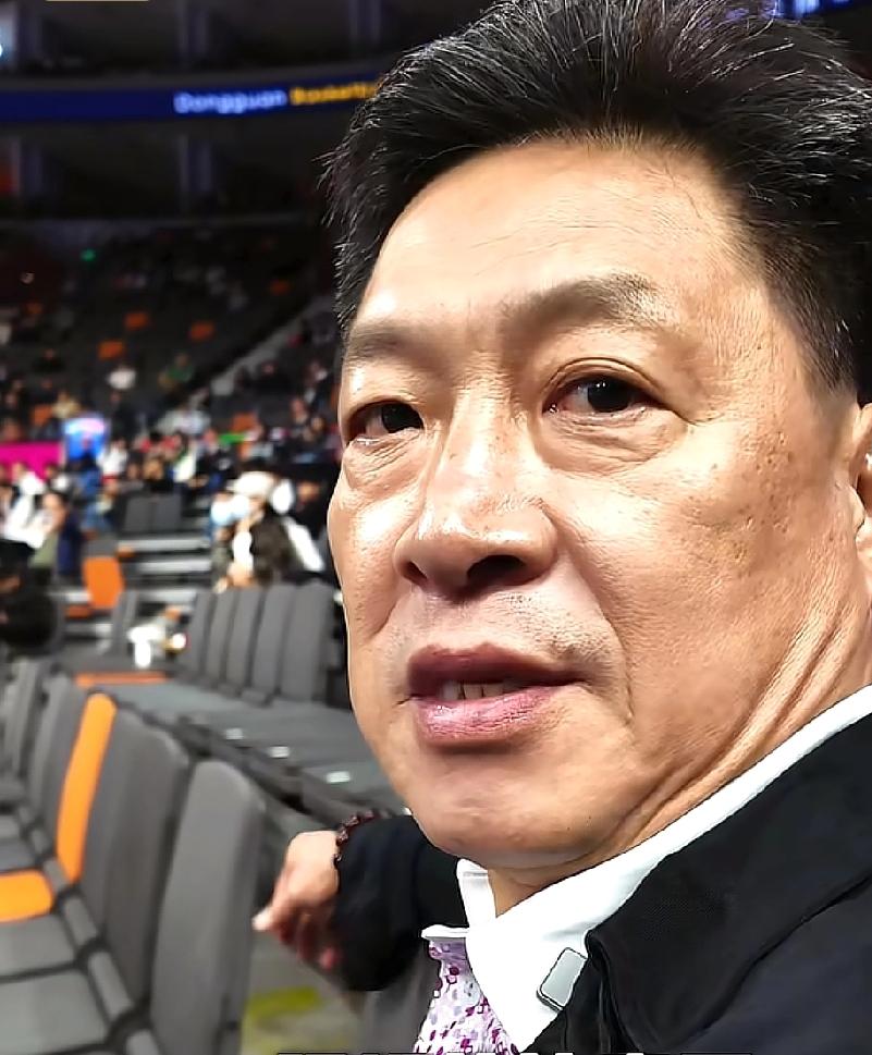李春江现场观看全运会篮球比赛，这跟禁赛没关系，他在东莞比谁面子都大

李春江指导