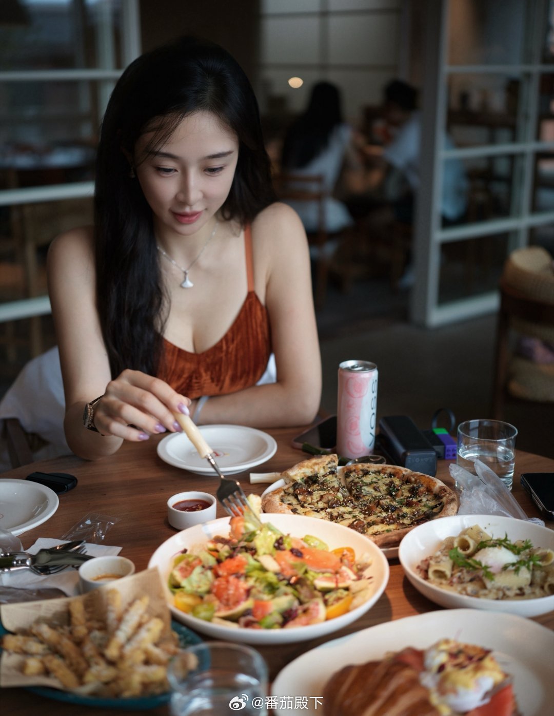为什么月薪超过10000元的男生还是会吃15元/盒的盒饭？请对自己好点。