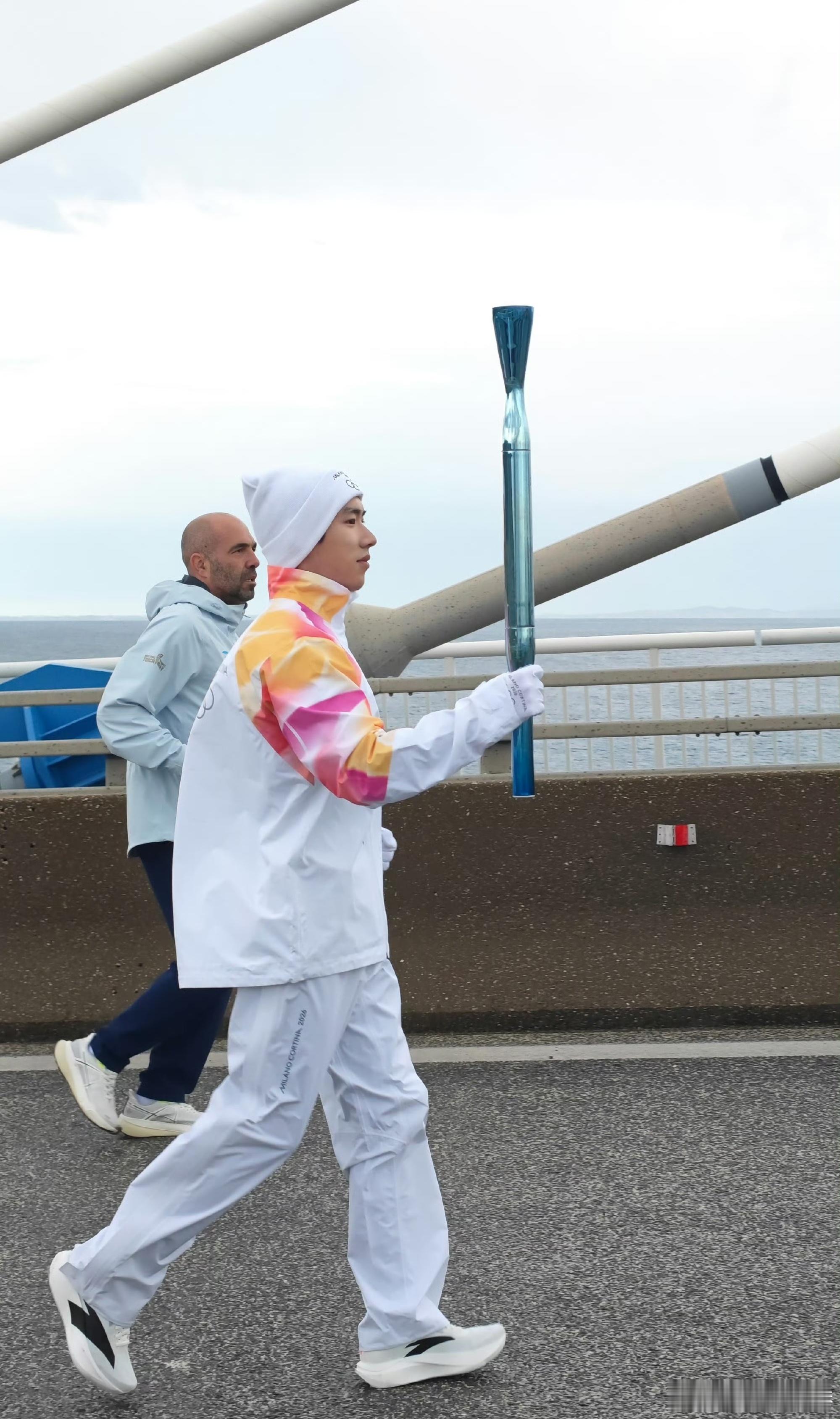 张博恒完成冬奥火炬传递 米兰冬奥会火炬希腊传递进入第二天，中国四位运动员张博恒、