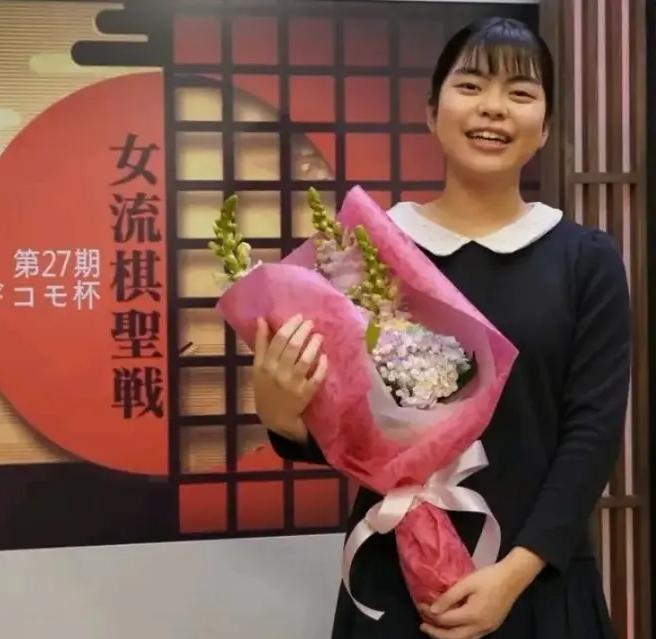 不按常理~锤姐锤妹

棋圣战~姐姐先拔头筹
没见过~妹妹不知所措


2026日