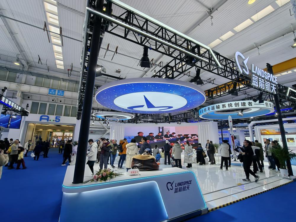 如今英国首相访华阵容公布，这无疑是英国重视与中国经贸合作的一个重要信号。在全球化