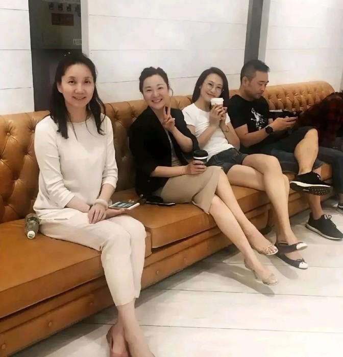 她，央视的当家花旦，下了舞台，竟还是藏不住那份气质。你猜她是谁？这就是争议所在，